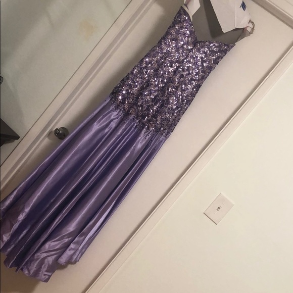 PROM DRESS 💜 - Picture 4 of 8